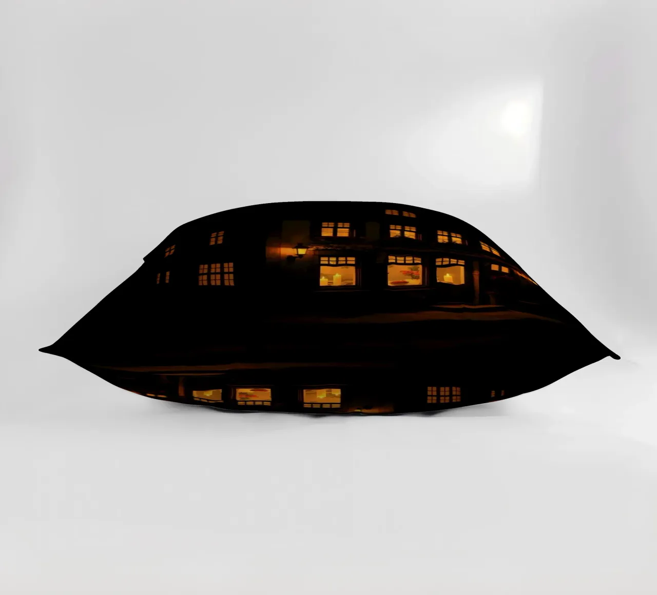 Serata accogliente in una casa di charme con luci calde e splendenti cuscino da DesignDoodle