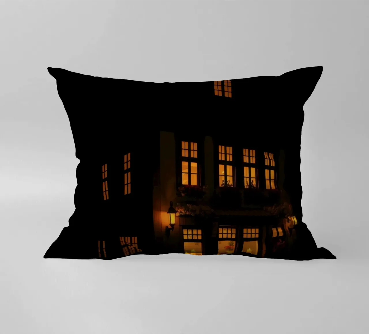 Serata accogliente in una casa di charme con luci calde e splendenti cuscino da DesignDoodle