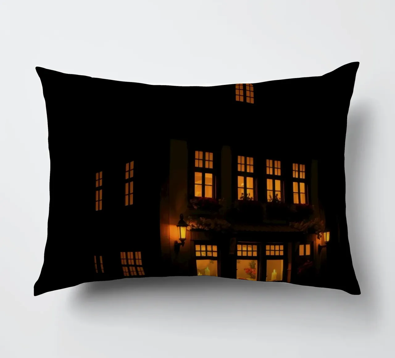 Serata accogliente in una casa di charme con luci calde e splendenti cuscino da DesignDoodle