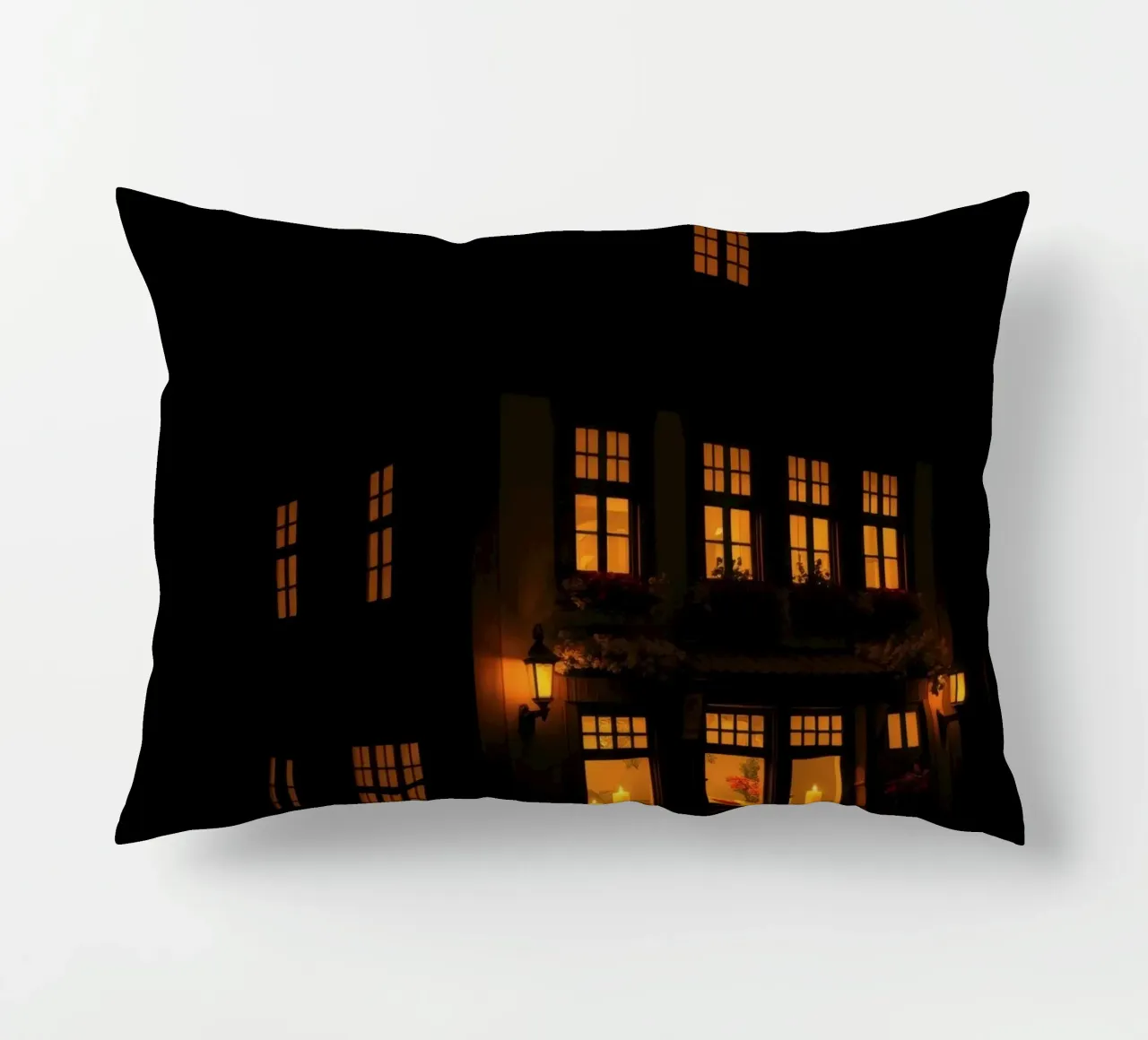 Serata accogliente in una casa di charme con luci calde e splendenti cuscino da DesignDoodle