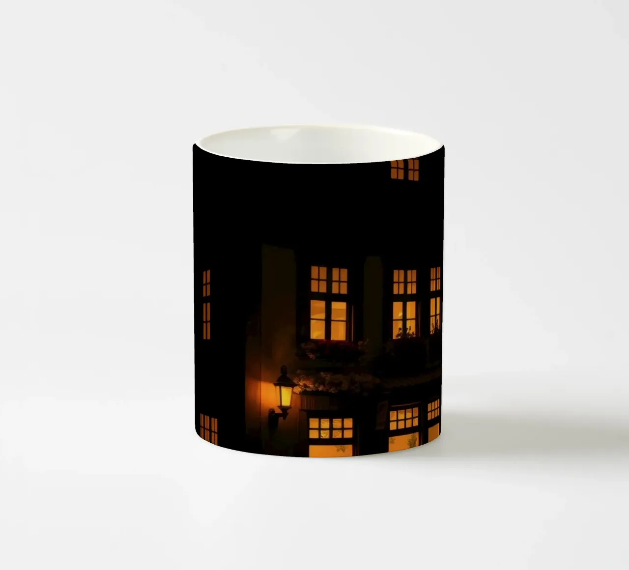 Serata accogliente in una casa di charme con luci calde e splendenti tazza in ceramica da DesignDoodle
