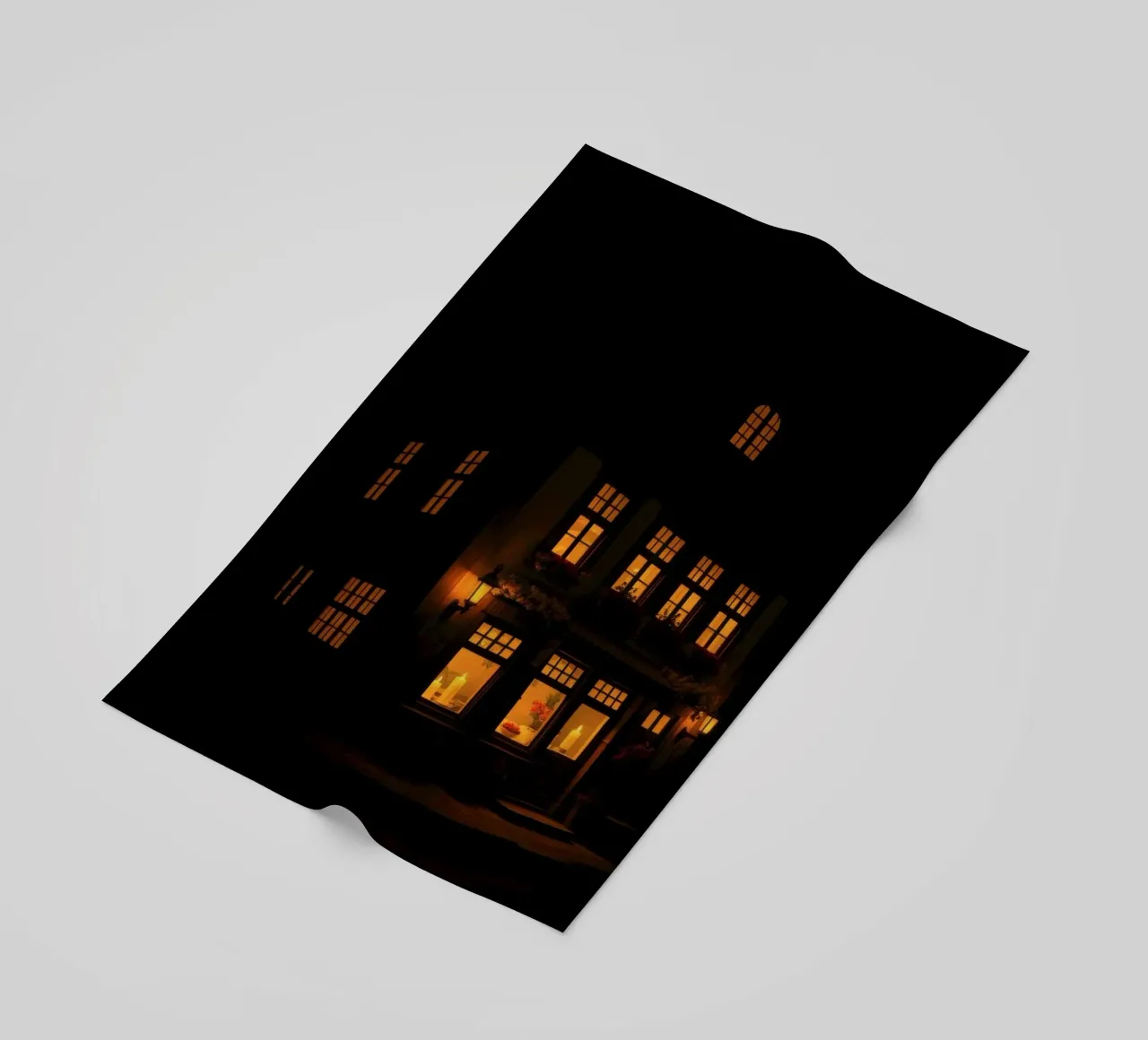Serata accogliente in una casa di charme con luci calde e splendenti telo mare da DesignDoodle