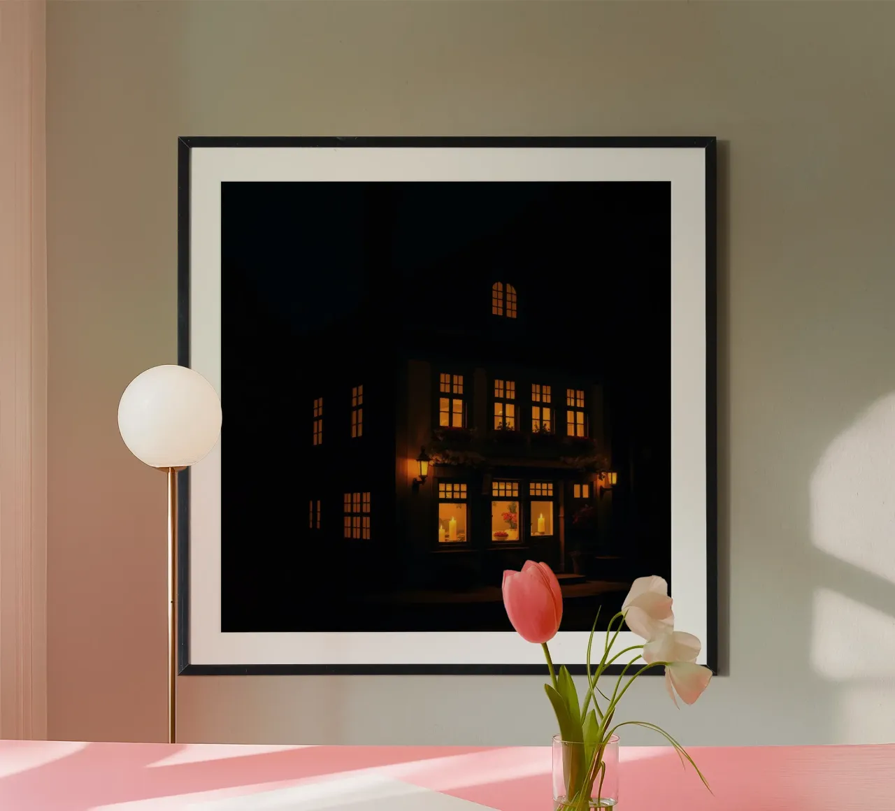 Serata accogliente in una casa di charme con luci calde e splendenti poster con telaio in legno da DesignDoodle