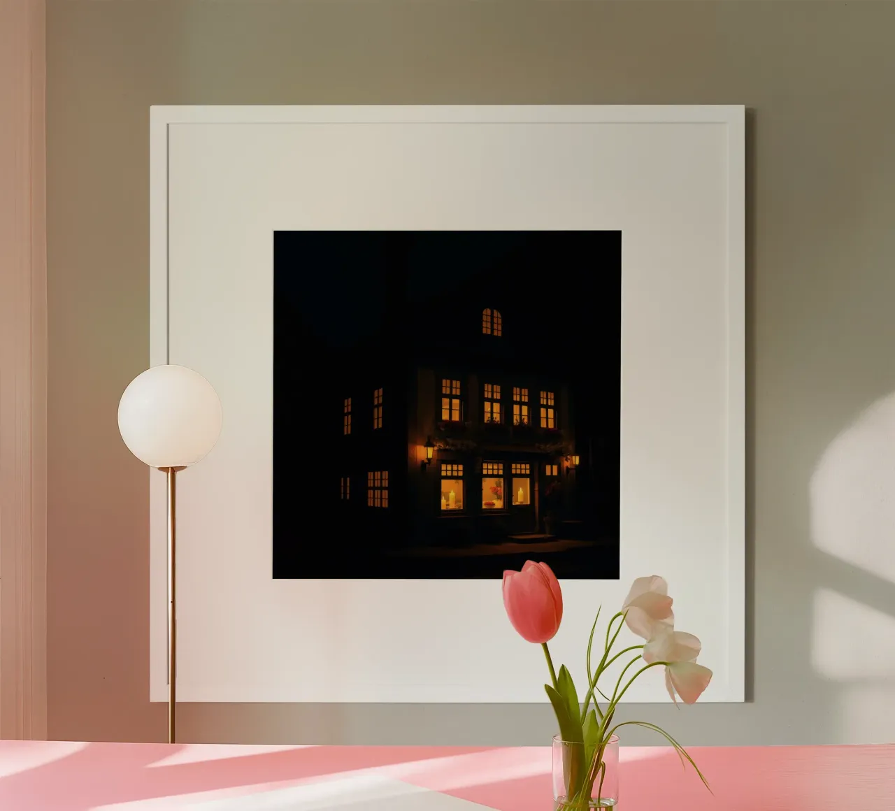 Serata accogliente in una casa di charme con luci calde e splendenti poster con telaio in legno da DesignDoodle