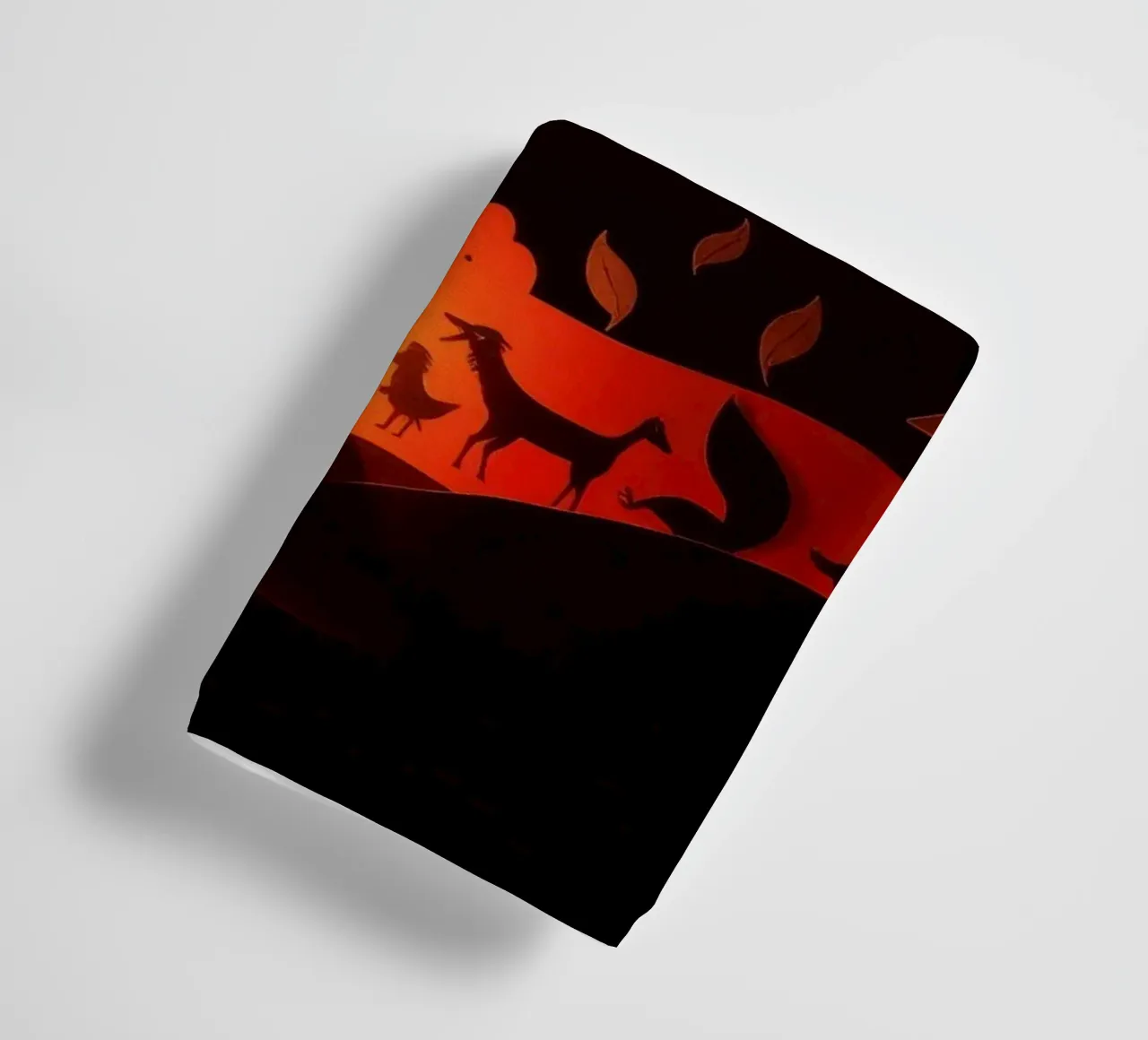 Des animaux colorés en papier découpé créent une scène nocturne calme. serviette de bain de DesignDoodle