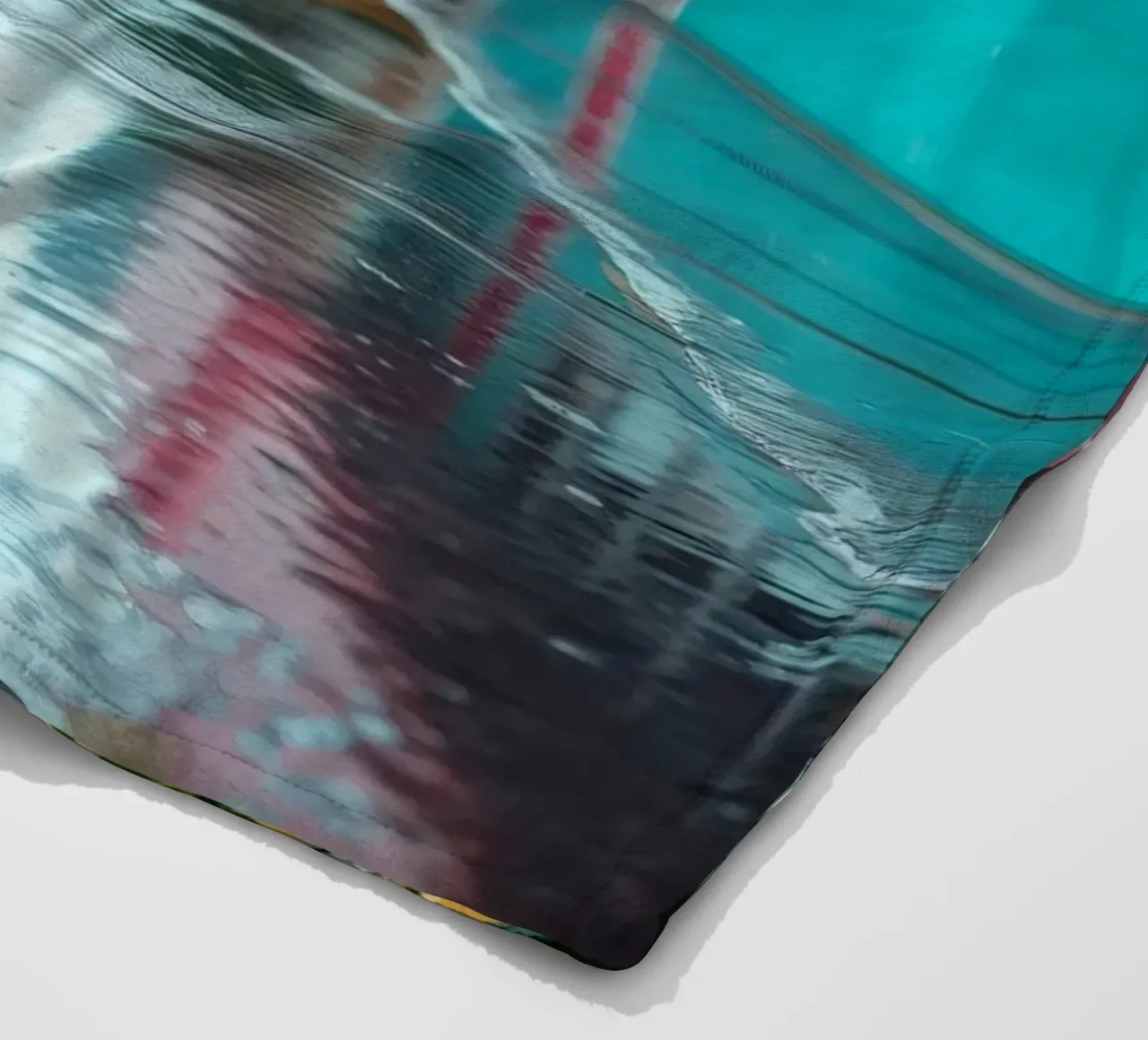 Strada bagnata dalla pioggia con edifici colorati che riflettono l'acqua coperta in pile da DesignDoodle