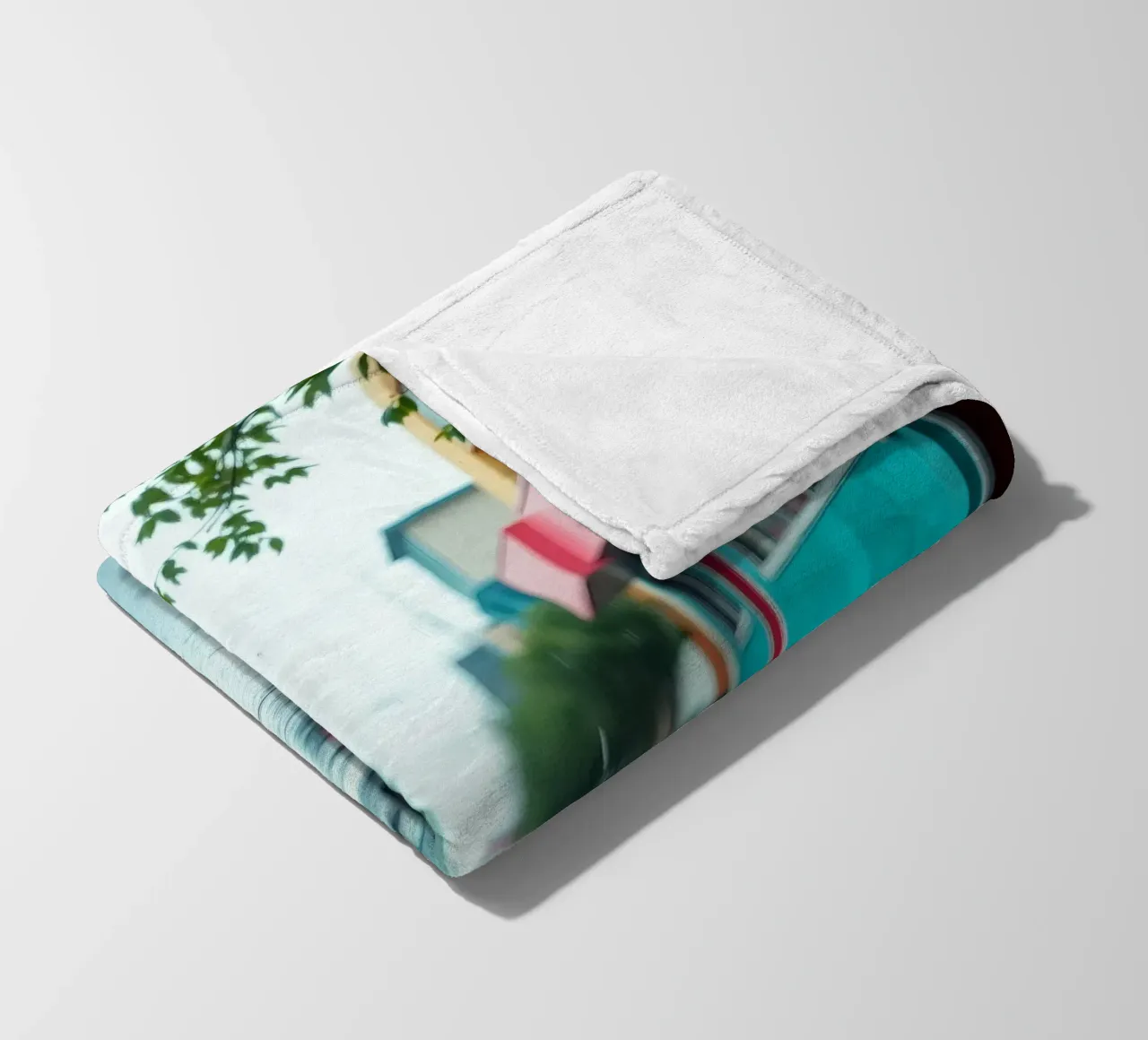 Strada bagnata dalla pioggia con edifici colorati che riflettono l'acqua coperta in pile da DesignDoodle