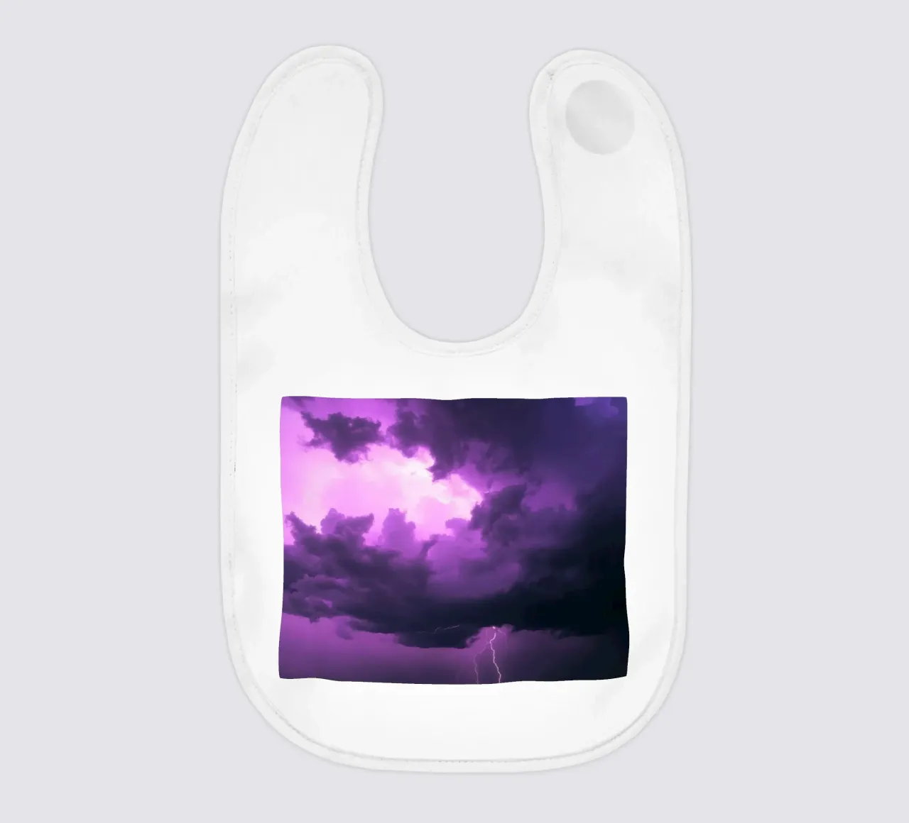 Drammatici fulmini illuminano un cielo viola e tempestoso bavaglino da DesignDoodle