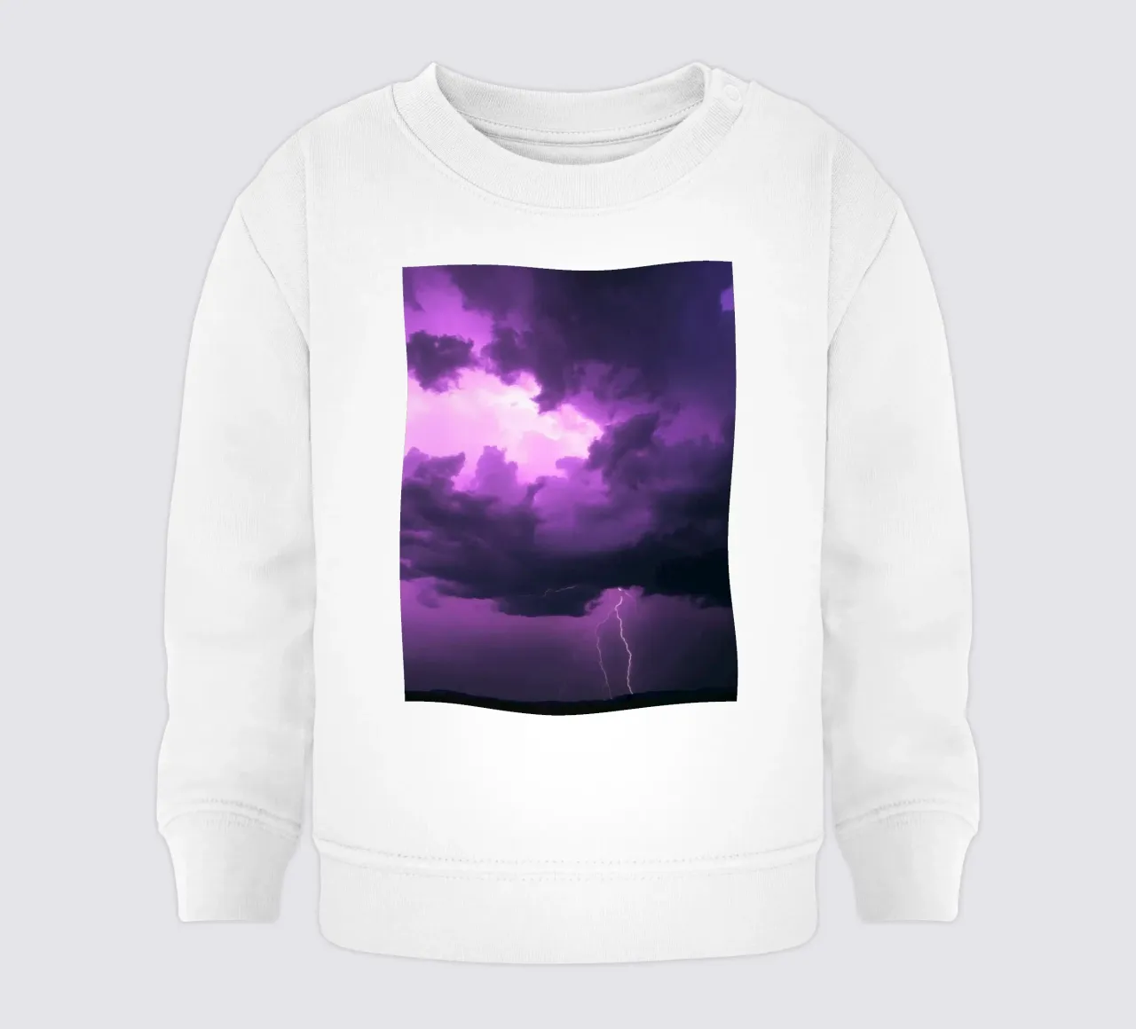 Drammatici fulmini illuminano un cielo viola e tempestoso felpa neonato da DesignDoodle