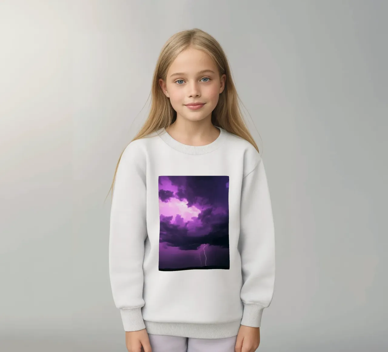 Drammatici fulmini illuminano un cielo viola e tempestoso felpa bambino da DesignDoodle