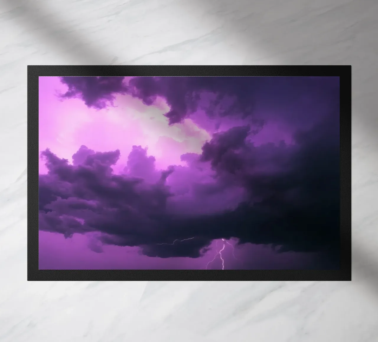 Drammatici fulmini illuminano un cielo viola e tempestoso zerbino da DesignDoodle