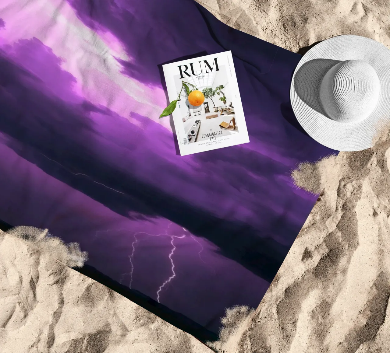 Drammatici fulmini illuminano un cielo viola e tempestoso telo mare da DesignDoodle