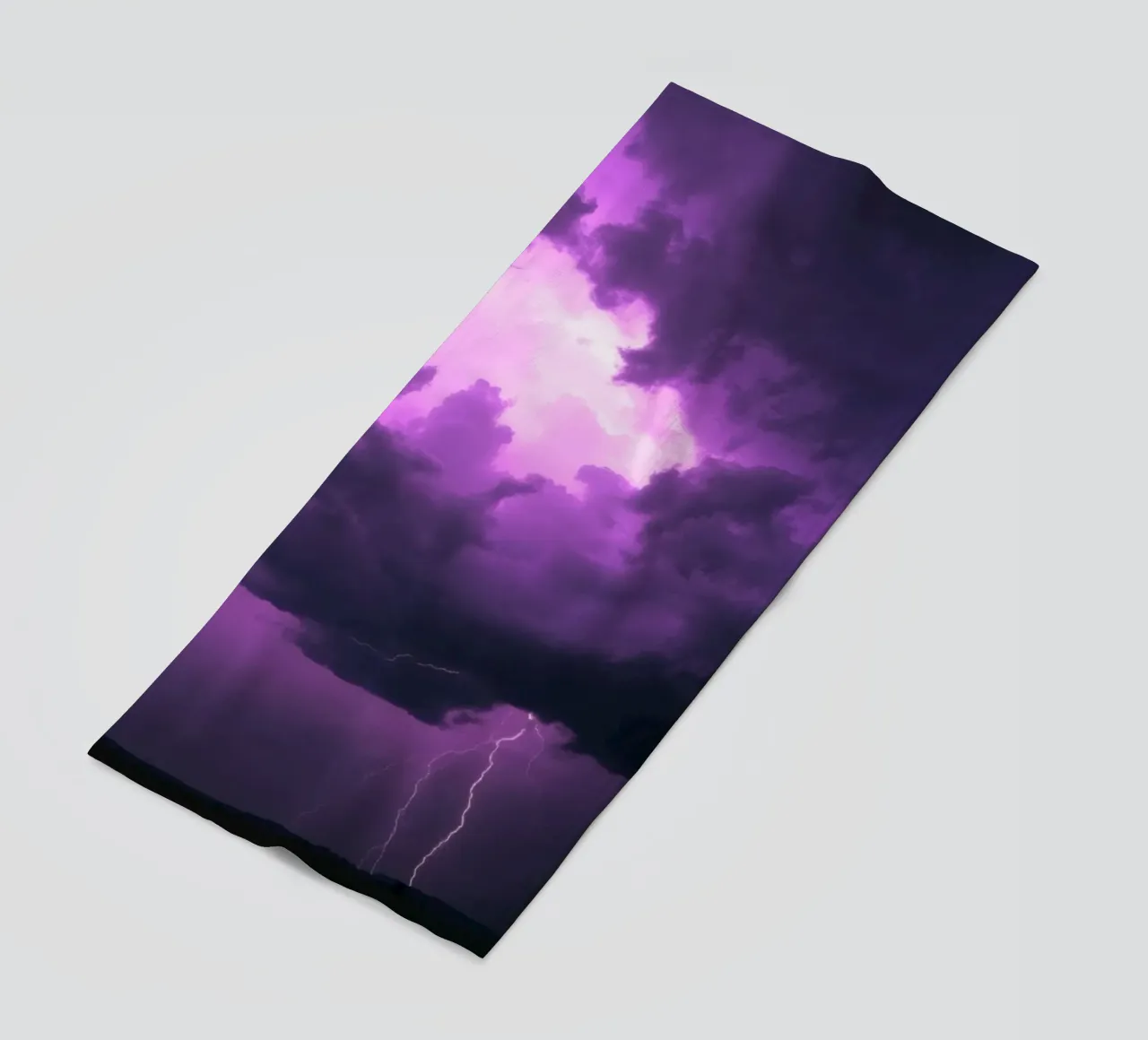 Drammatici fulmini illuminano un cielo viola e tempestoso telo mare da DesignDoodle