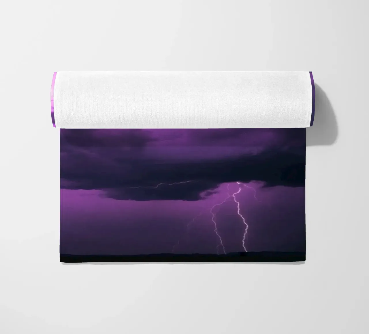 Drammatici fulmini illuminano un cielo viola e tempestoso telo mare da DesignDoodle