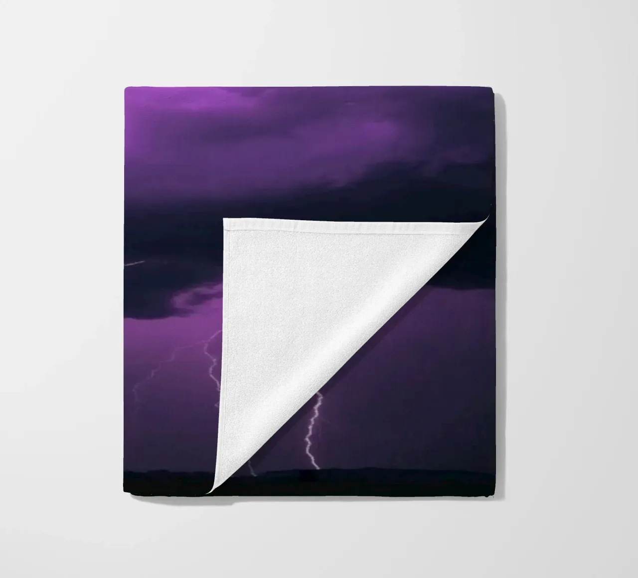 Drammatici fulmini illuminano un cielo viola e tempestoso telo mare da DesignDoodle