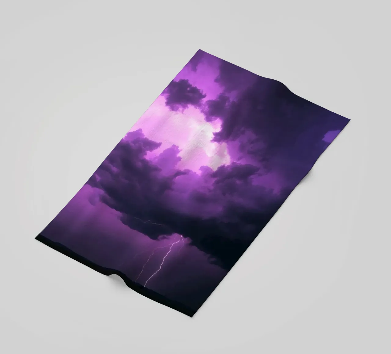 Drammatici fulmini illuminano un cielo viola e tempestoso telo mare da DesignDoodle