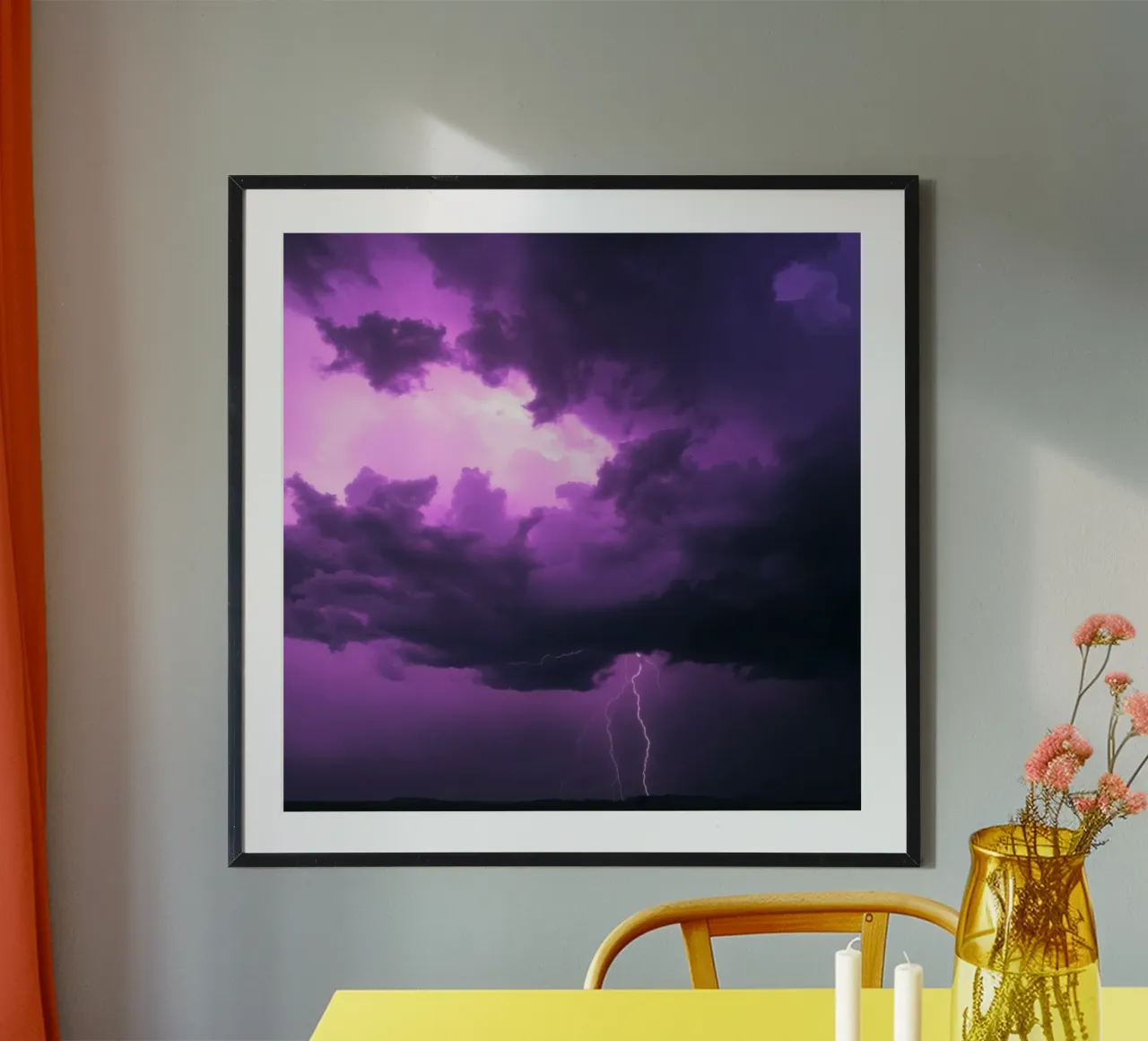 Drammatici fulmini illuminano un cielo viola e tempestoso poster con telaio in alluminio da DesignDoodle