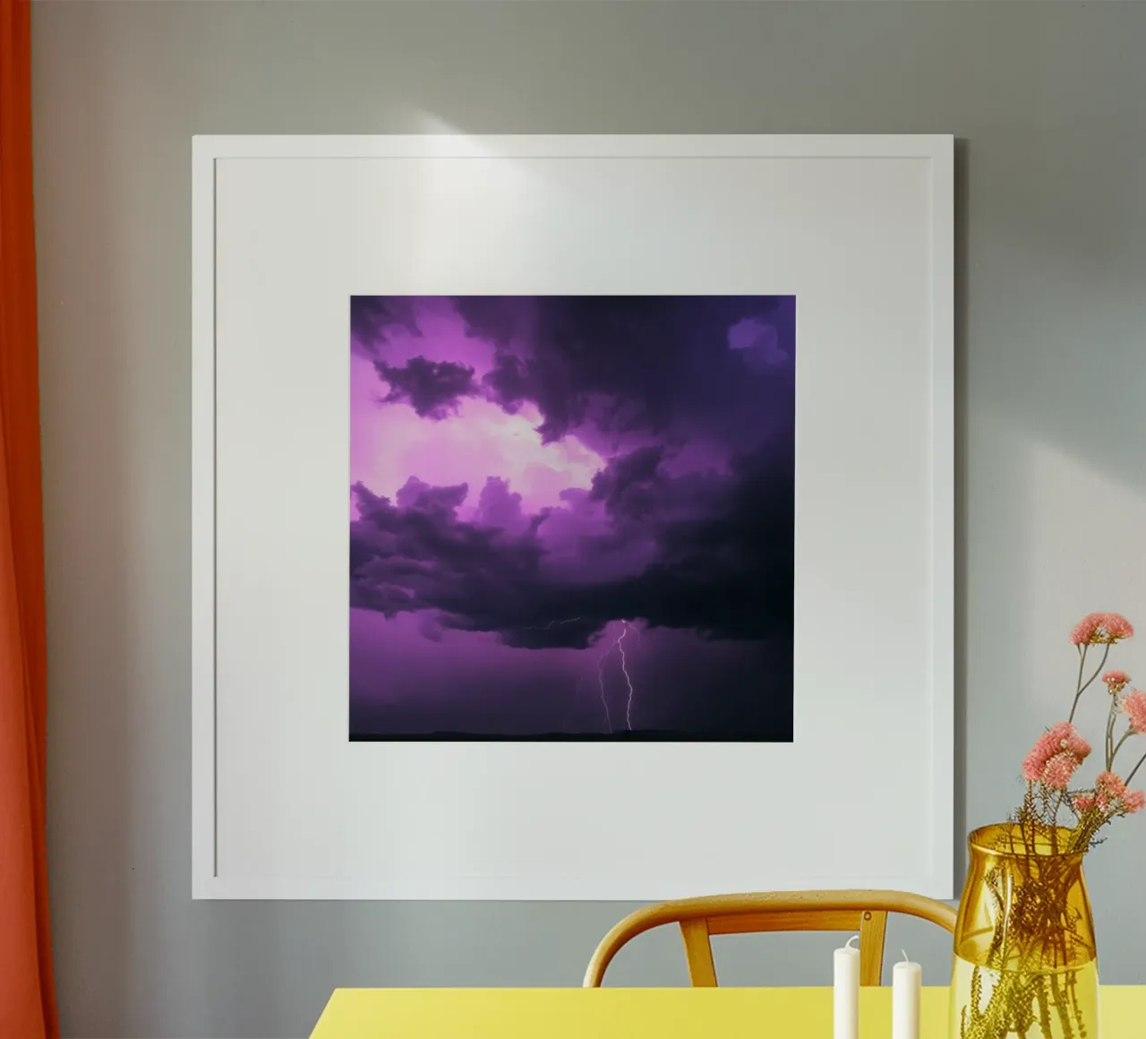 Drammatici fulmini illuminano un cielo viola e tempestoso poster con telaio in alluminio da DesignDoodle