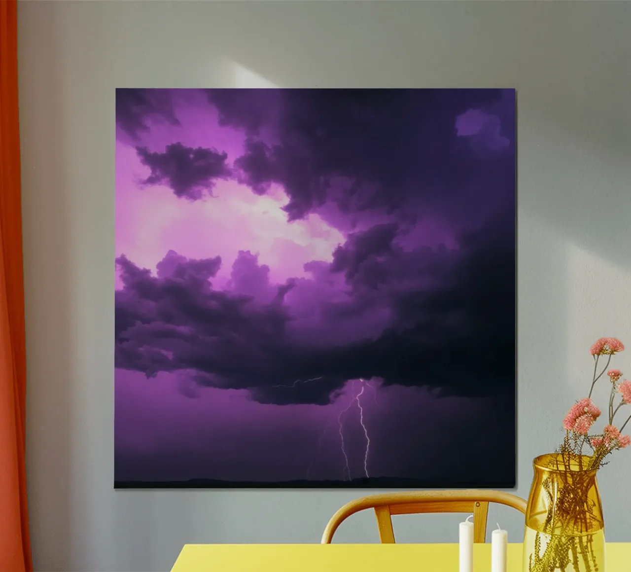 Drammatici fulmini illuminano un cielo viola e tempestoso poster con telaio in alluminio da DesignDoodle