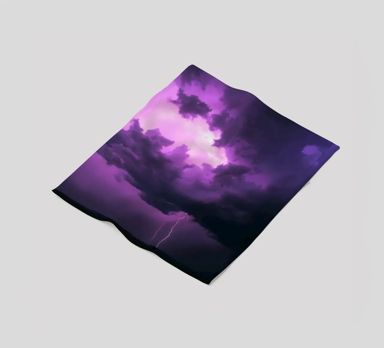 Drammatici fulmini illuminano un cielo viola e tempestoso coperta in pile da DesignDoodle