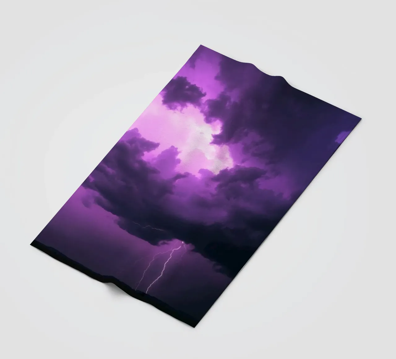 Drammatici fulmini illuminano un cielo viola e tempestoso coperta in pile da DesignDoodle