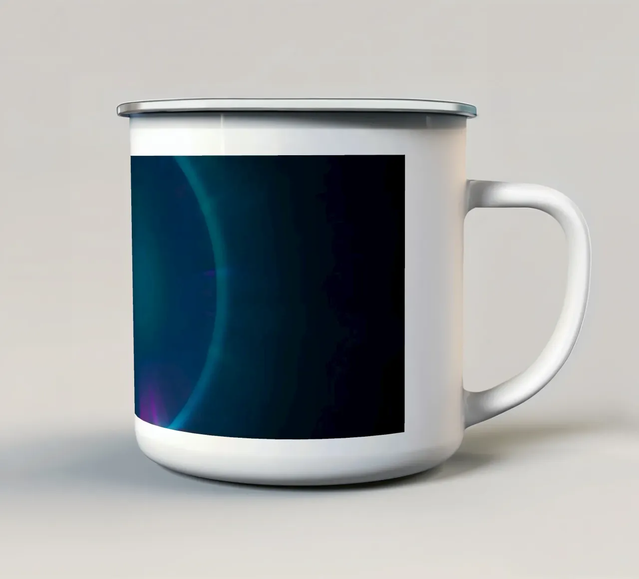 Un'esposizione di luci celestiali con colori e motivi vivaci tazza in smalto da DesignDoodle