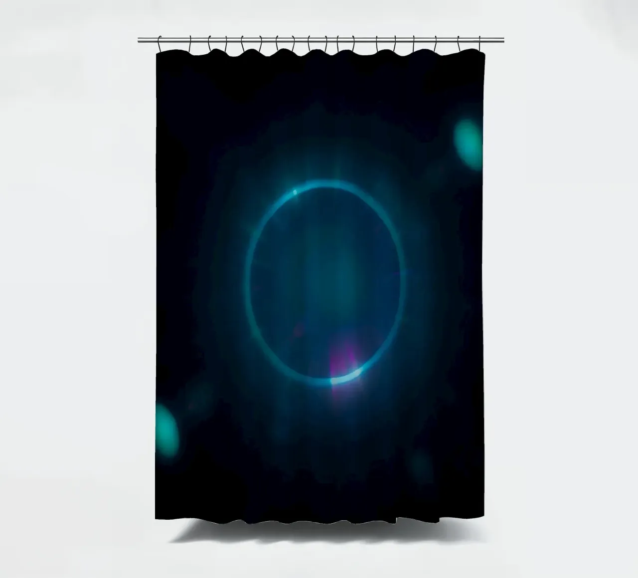 Un'esposizione di luci celestiali con colori e motivi vivaci tenda da doccia da DesignDoodle