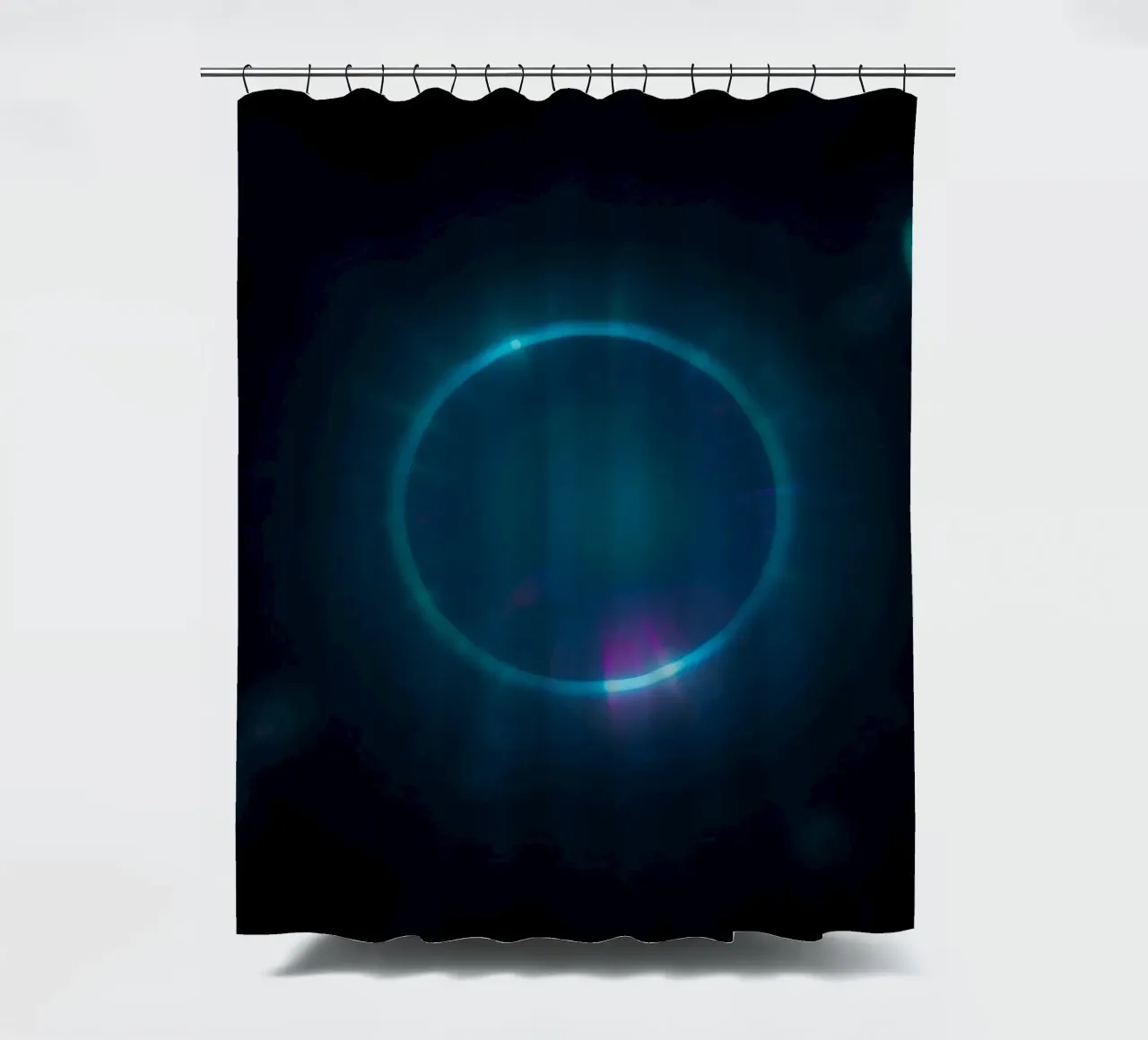 Un'esposizione di luci celestiali con colori e motivi vivaci tenda da doccia da DesignDoodle