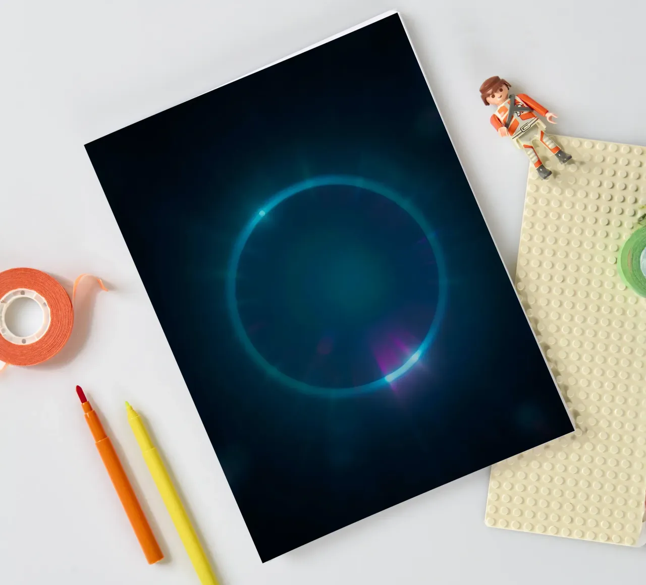 Un'esposizione di luci celestiali con colori e motivi vivaci diario da DesignDoodle