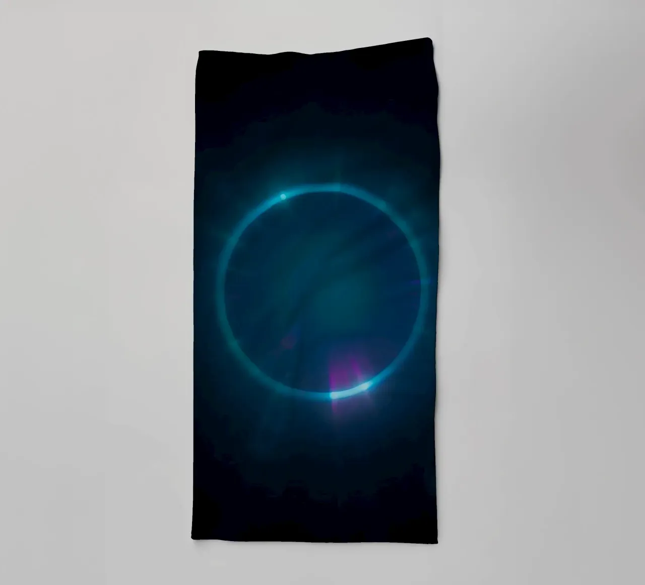 Un'esposizione di luci celestiali con colori e motivi vivaci asciugamano da bagno da DesignDoodle