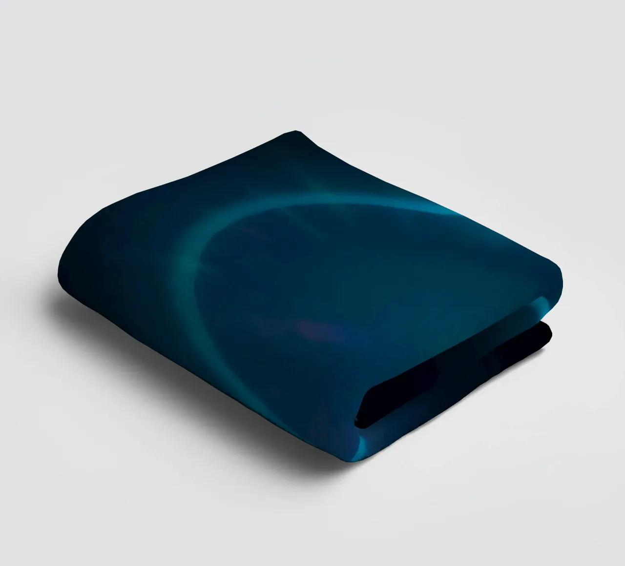 Un'esposizione di luci celestiali con colori e motivi vivaci asciugamano da bagno da DesignDoodle