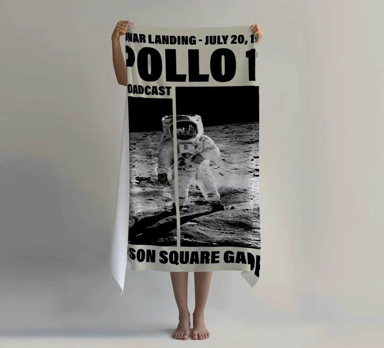 Apollo 11, Madison Square Garden telo mare da Vintage by JUNIQE