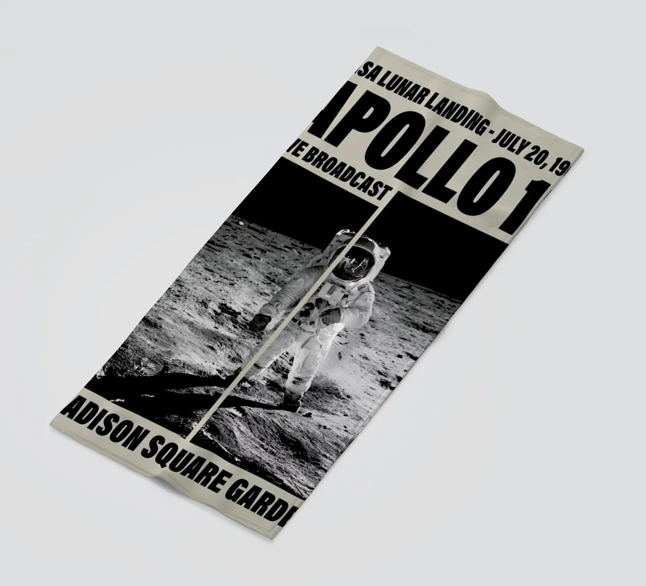 Apollo 11, Madison Square Garden telo mare da Vintage by JUNIQE