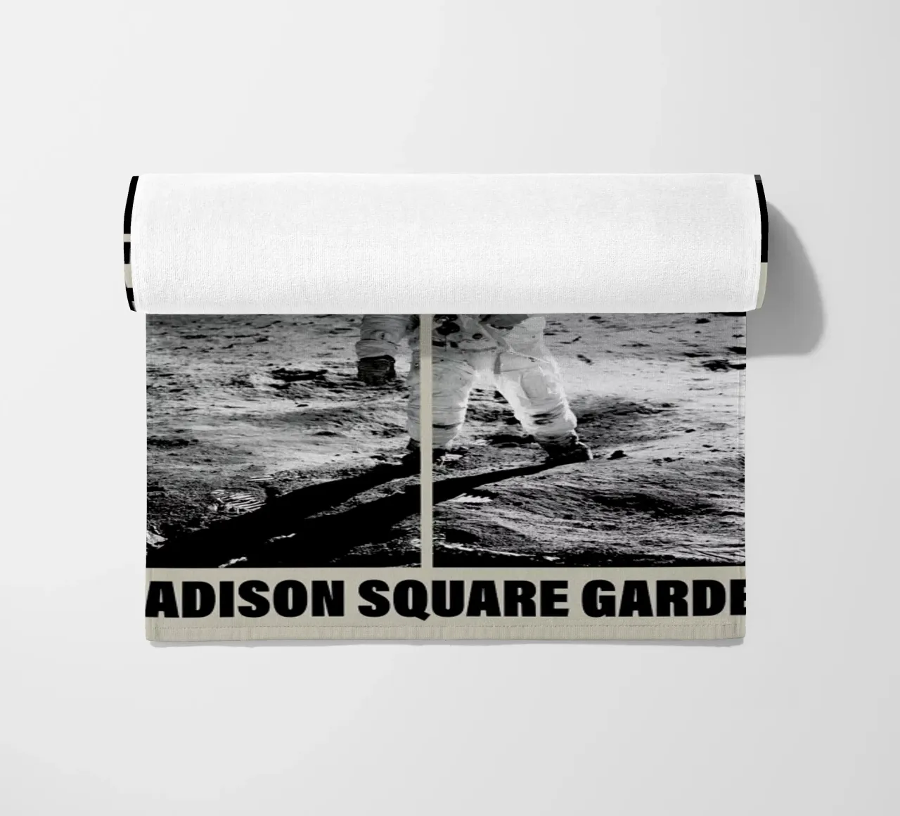 Apollo 11, Madison Square Garden telo mare da Vintage by JUNIQE