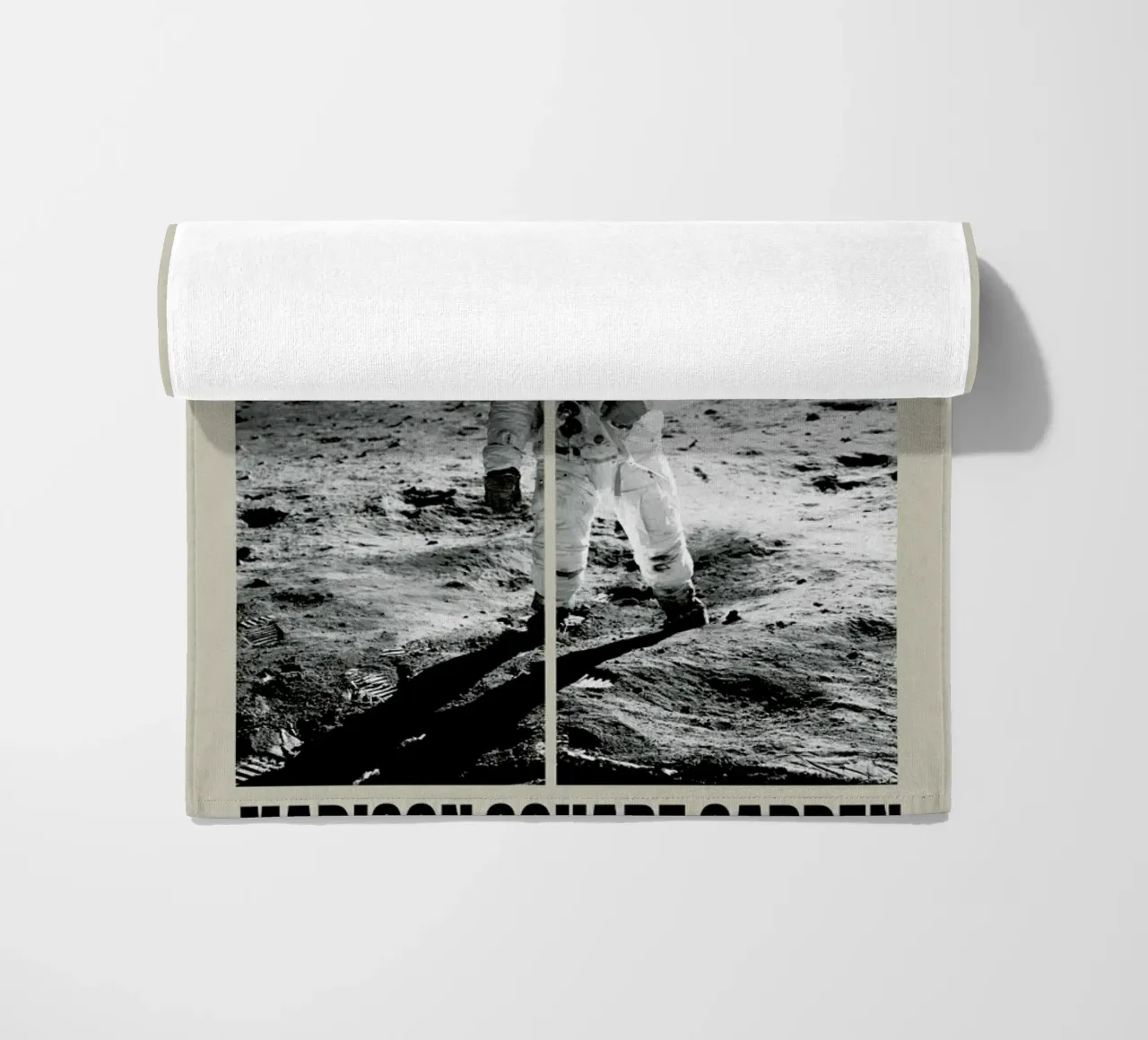Apollo 11, Madison Square Garden telo mare da Vintage by JUNIQE