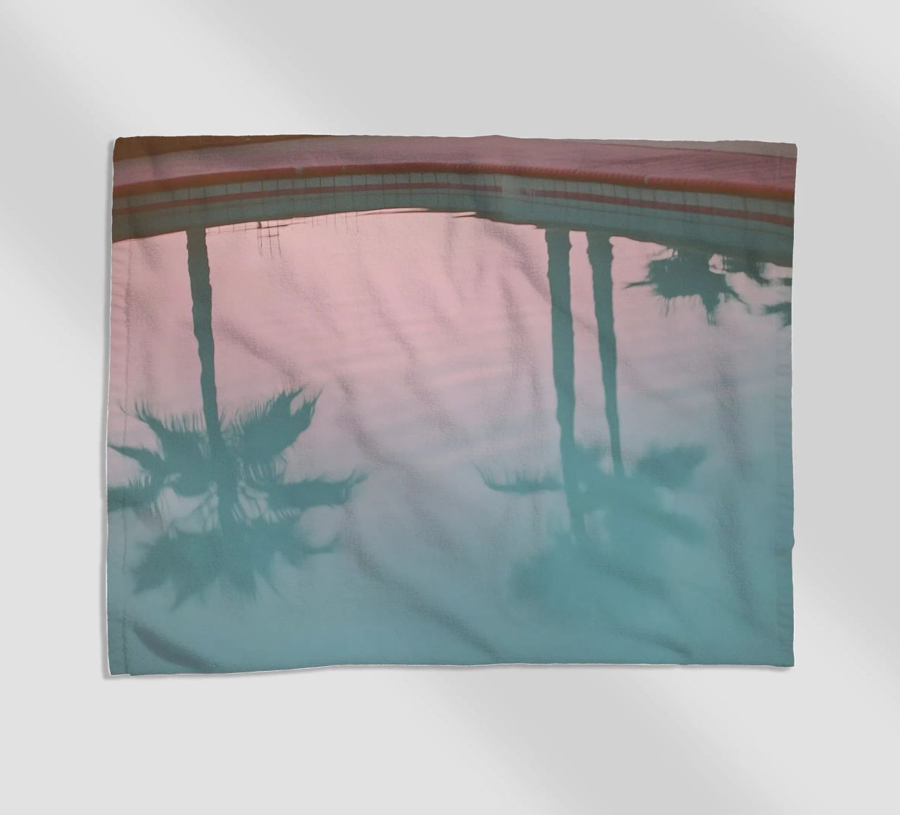 USA SérIA I Riflessi di palme in piscina e un cielo rosa telo mare da Julie Travel Photography