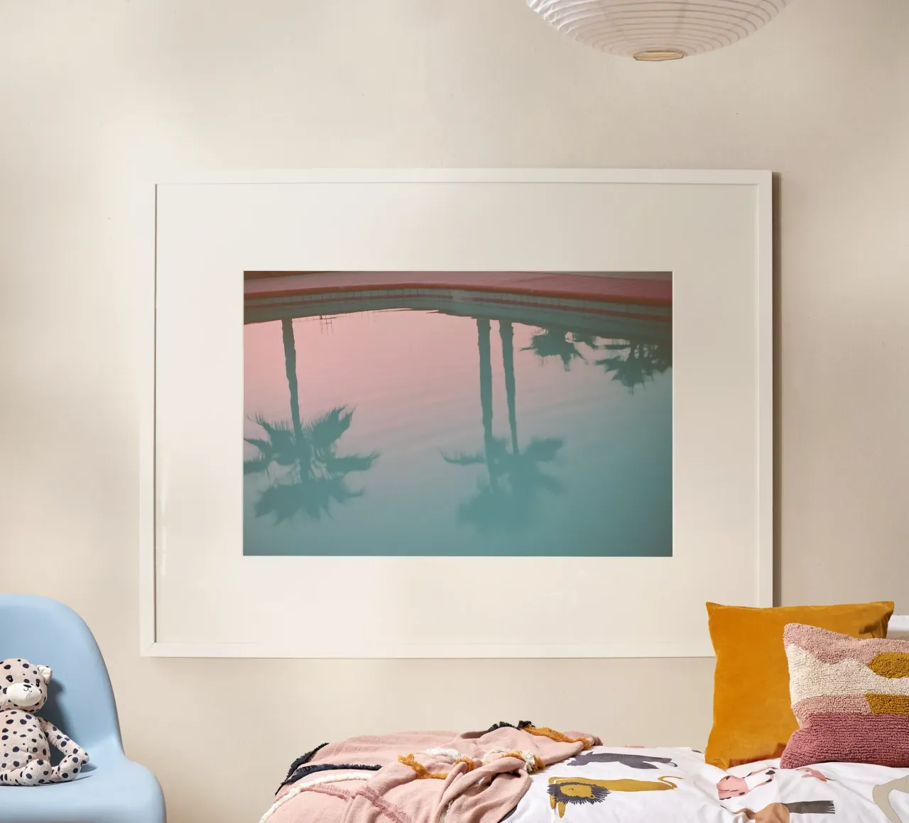 USA SérIA I Riflessi di palme in piscina e un cielo rosa poster con telaio in alluminio da Julie Travel Photography