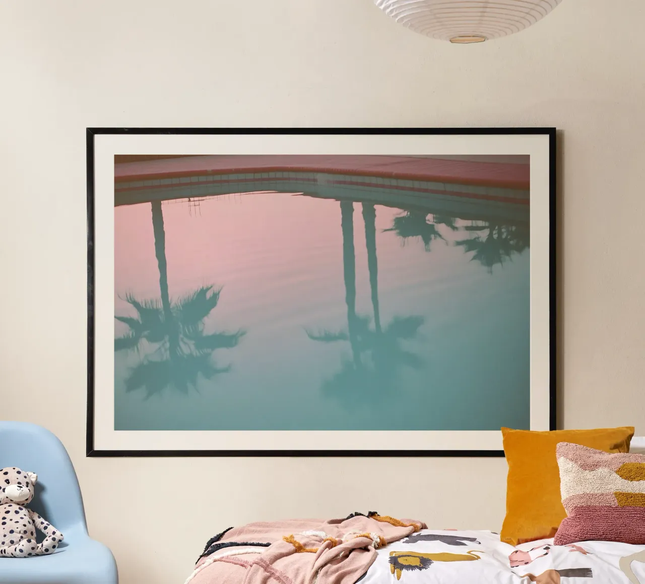 USA SérIA I Riflessi di palme in piscina e un cielo rosa poster con telaio in alluminio da Julie Travel Photography