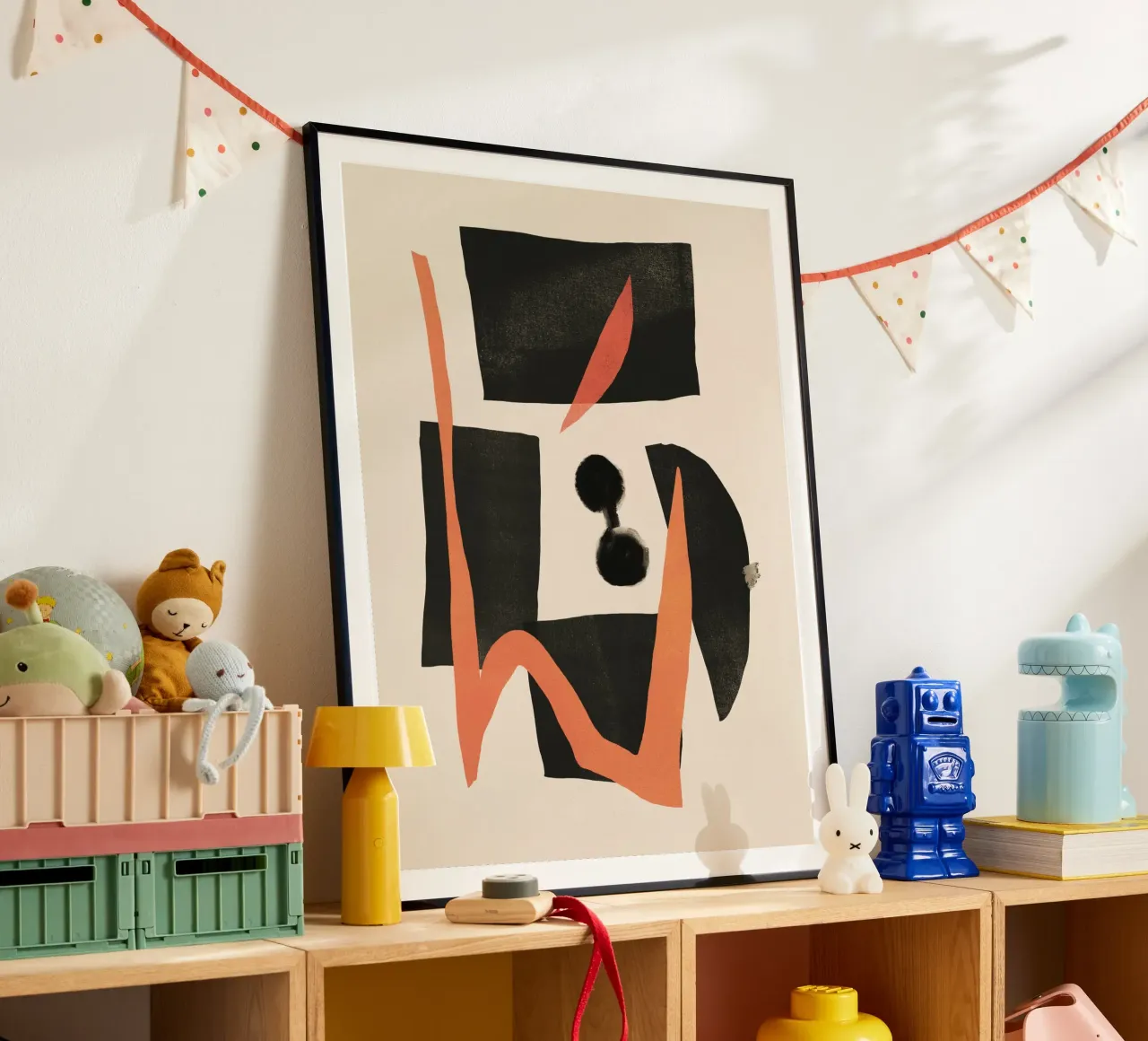 Pittura astratta di metà secolo Moderno Forme nere con orango poster con telaio in alluminio da Little Dean
