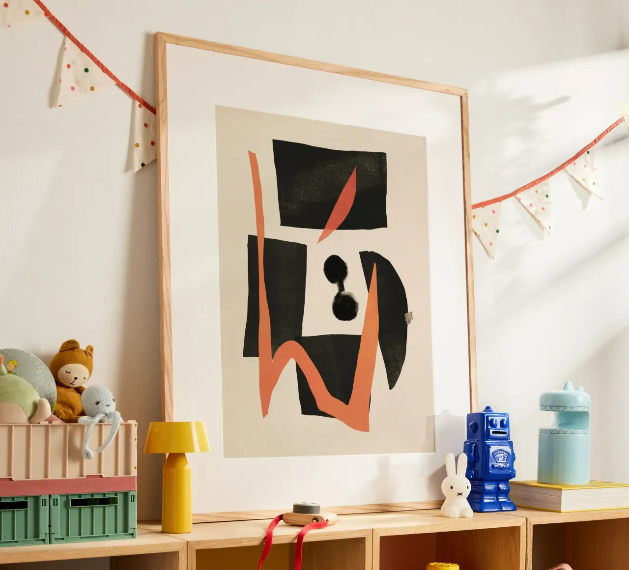 Pittura astratta di metà secolo Moderno Forme nere con orango poster con telaio in alluminio da Little Dean