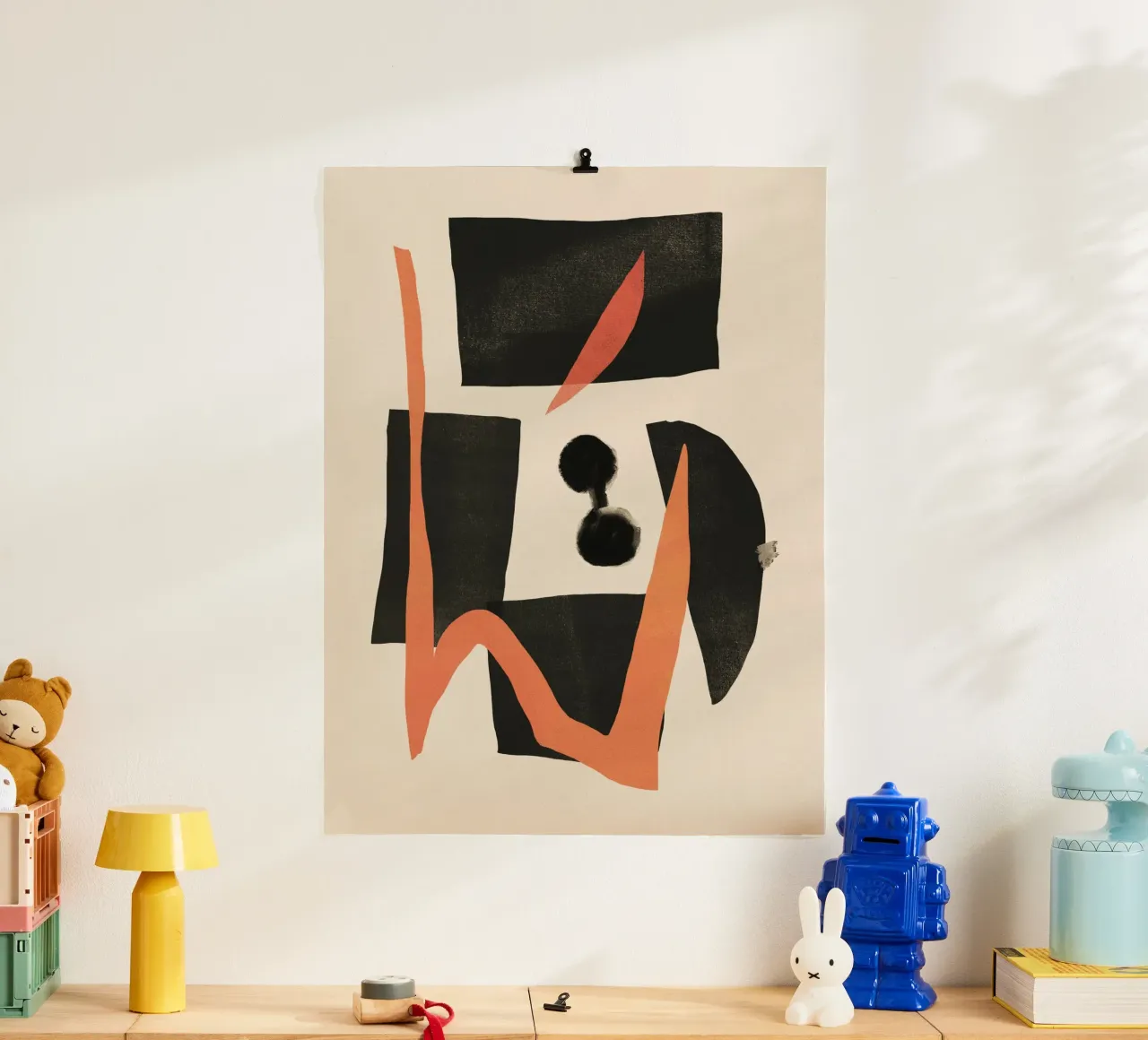 Pittura astratta di metà secolo Moderno Forme nere con orango poster con telaio in alluminio da Little Dean