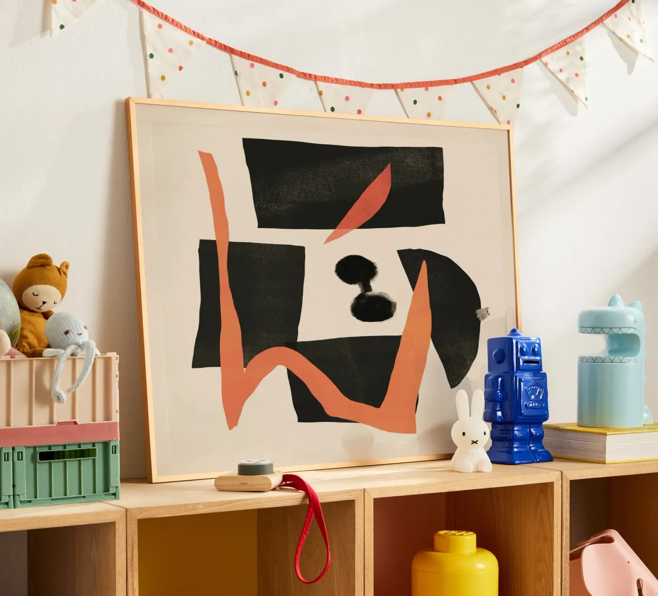 Pittura astratta di metà secolo Moderno Forme nere con orango poster con telaio in alluminio da Little Dean