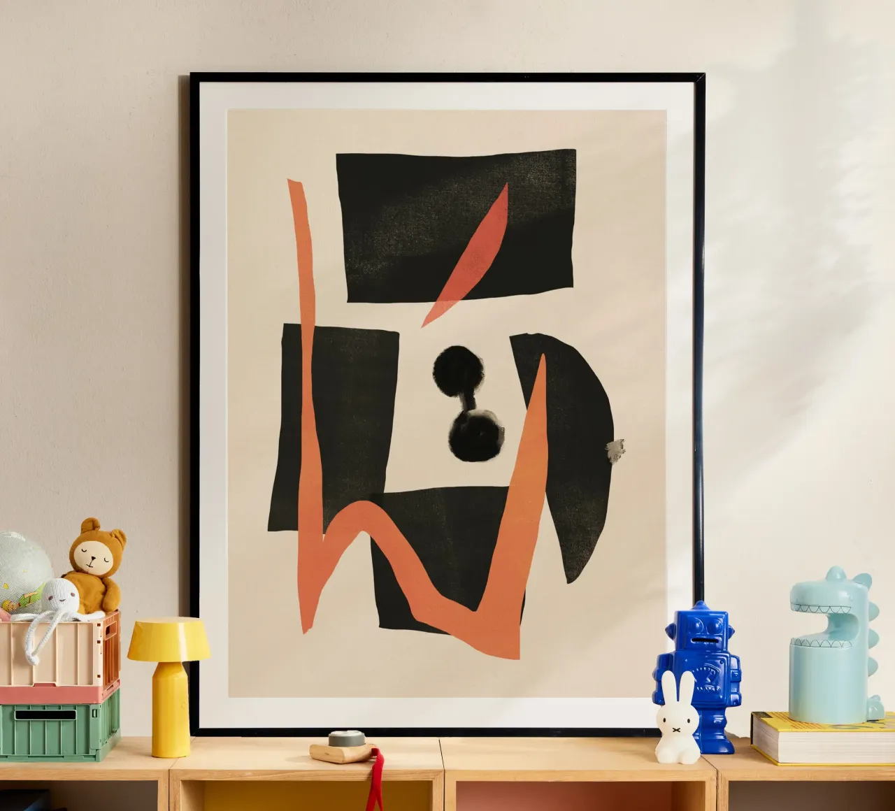 Pittura astratta di metà secolo Moderno Forme nere con orango poster con telaio in alluminio da Little Dean