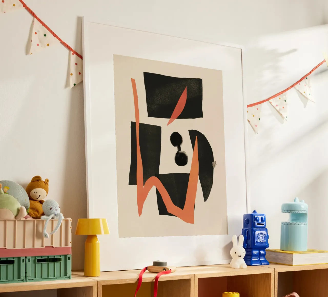 Pittura astratta di metà secolo Moderno Forme nere con orango poster con telaio in alluminio da Little Dean