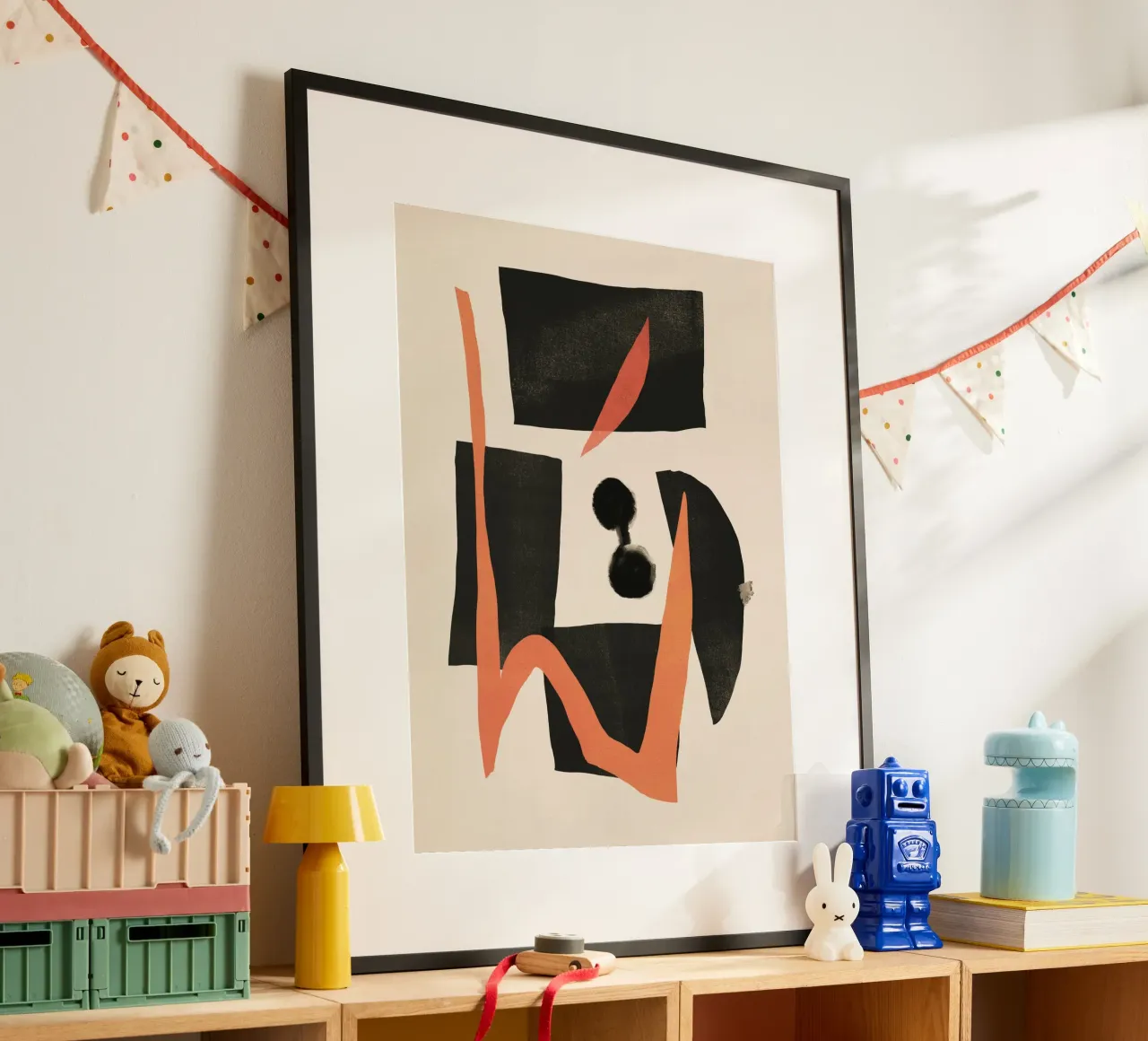 Pittura astratta di metà secolo Moderno Forme nere con orango poster con telaio in alluminio da Little Dean
