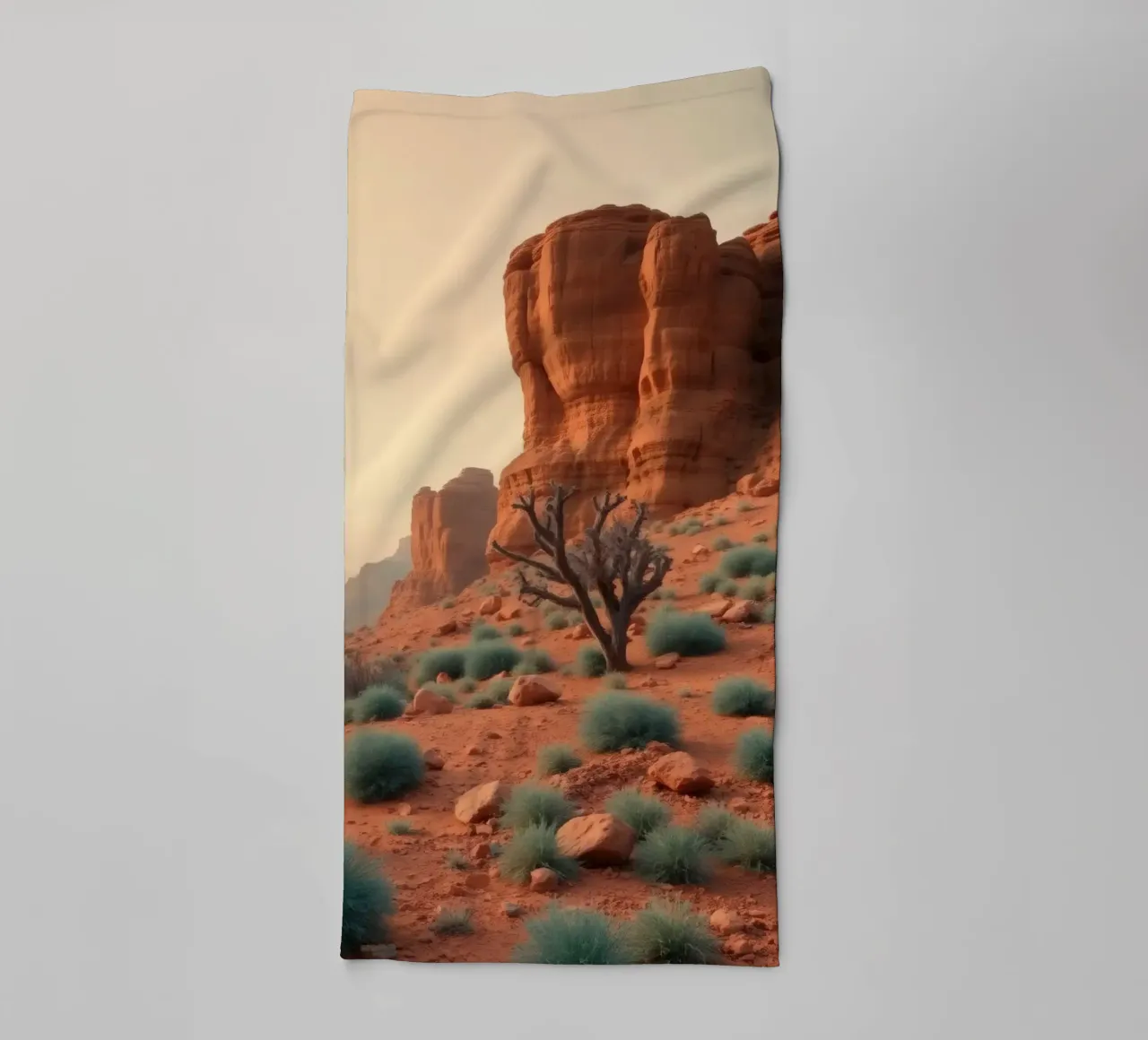 Stupendo paesaggio desertico con formazioni rocciose rosse asciugamano da bagno da DesignDoodle