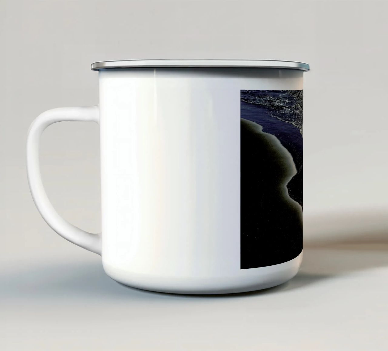 Seaside #5 tazza in smalto da Tal Paz-Fridman