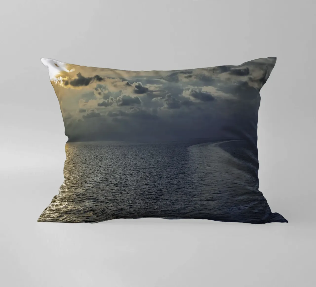 Luce dorata sull'oceano al tramonto o all'alba. cuscino da peuceta_BA