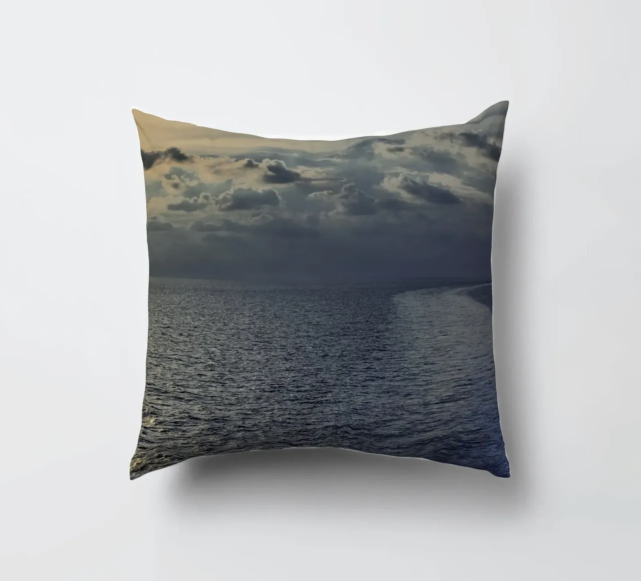 Luce dorata sull'oceano al tramonto o all'alba. cuscino da peuceta_BA