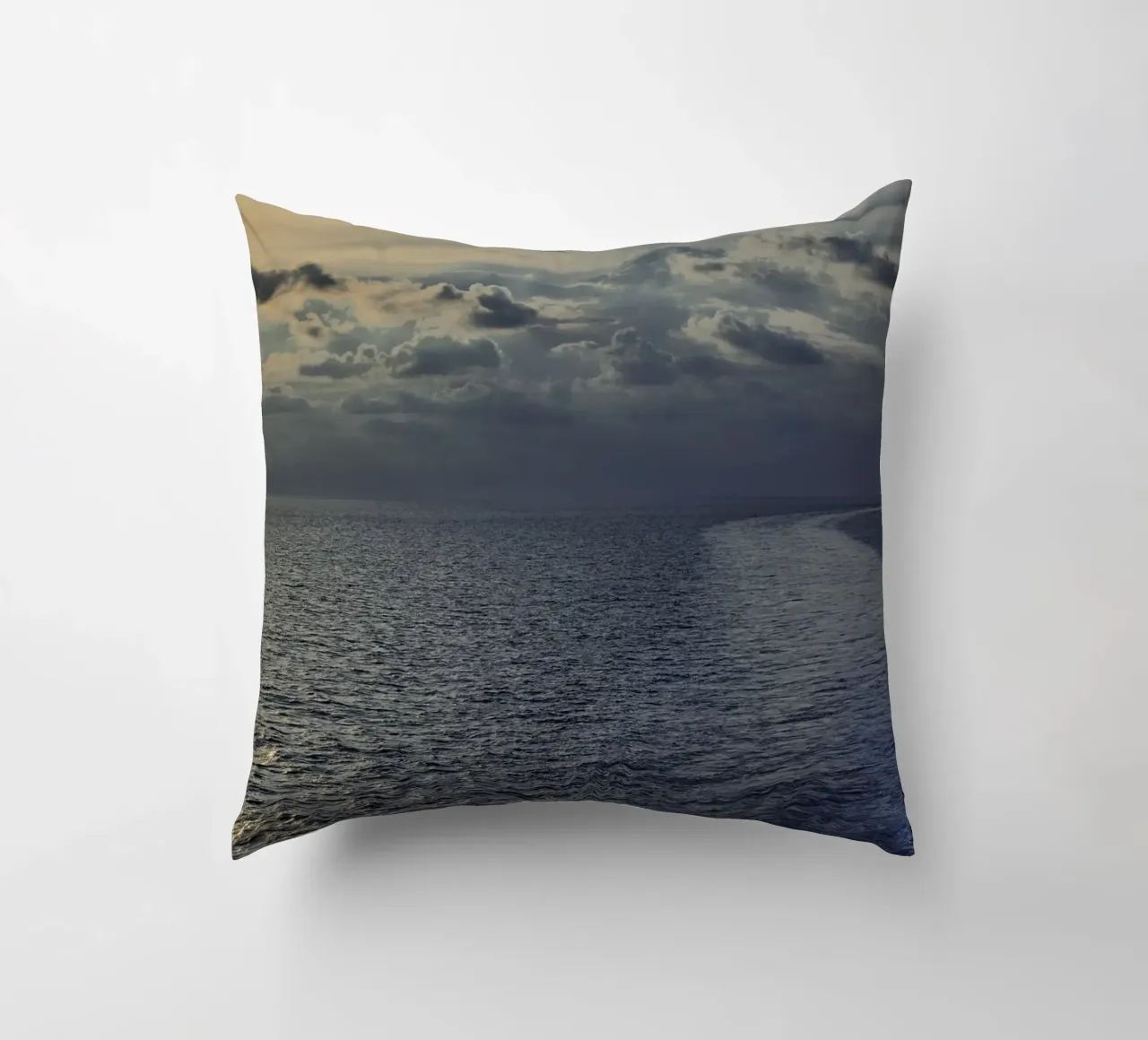 Luce dorata sull'oceano al tramonto o all'alba. cuscino da peuceta_BA